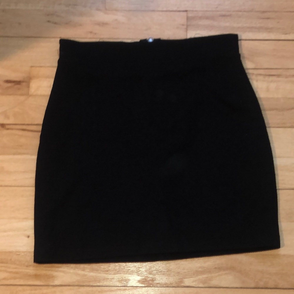 BLACK 🖤FITTED MINI SKIRT WITH ZIPPER DETAILING